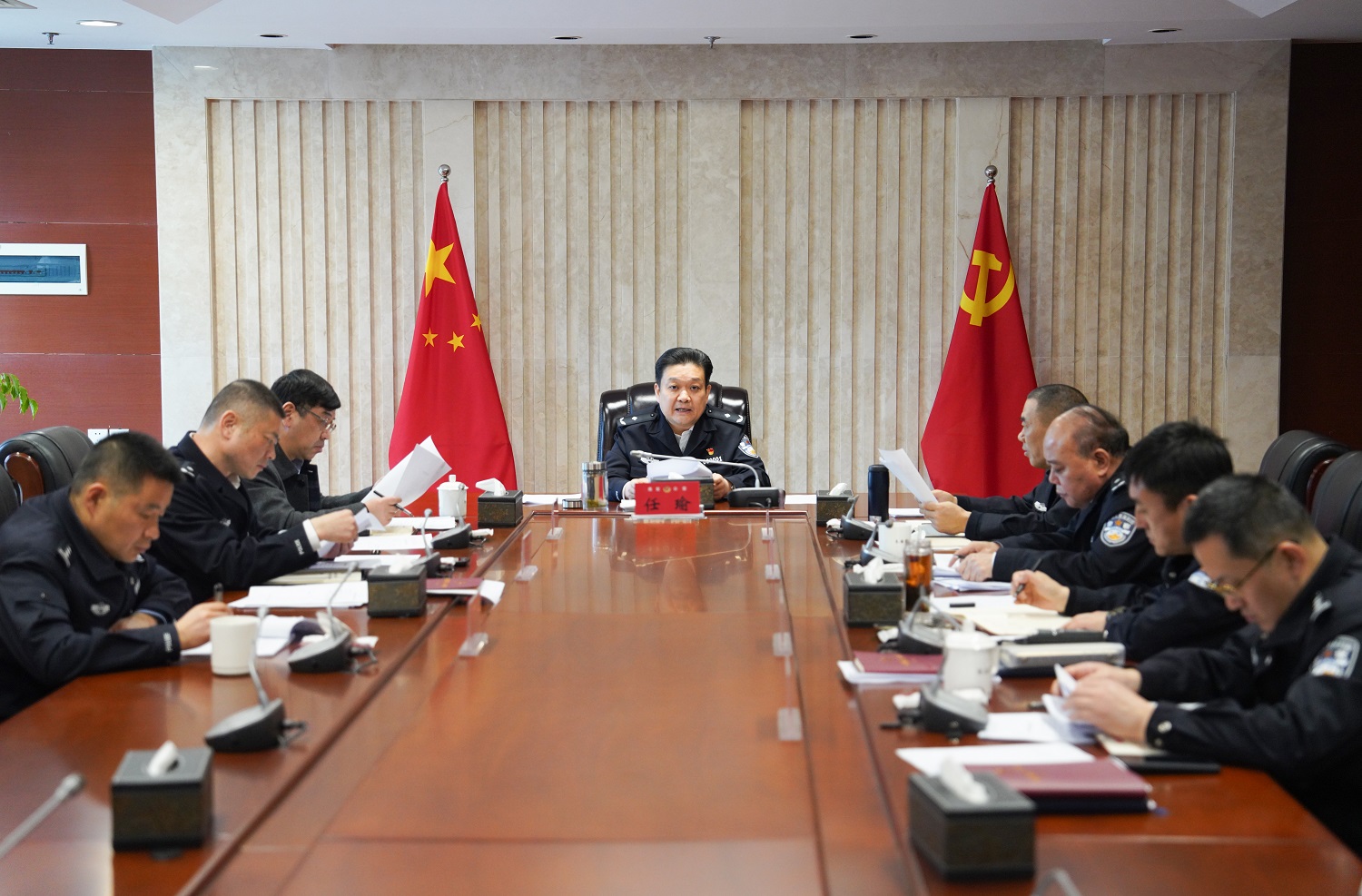 任瑜同志主持召开市局党委理论学习中心组学习会...